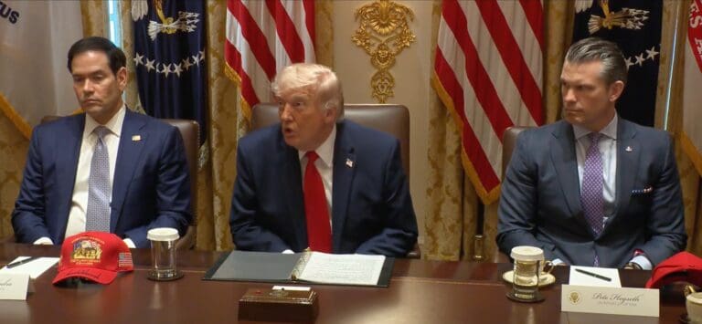 Lire la suite à propos de l’article Donald Trump : confusion et menaces sur Oman lors d’une intervention à la Maison Blanche