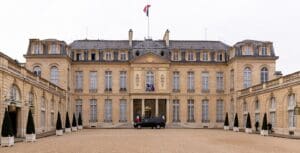 Lire la suite à propos de l’article Élysée perquisitionné : une enquête vise les marchés de panthéonisation