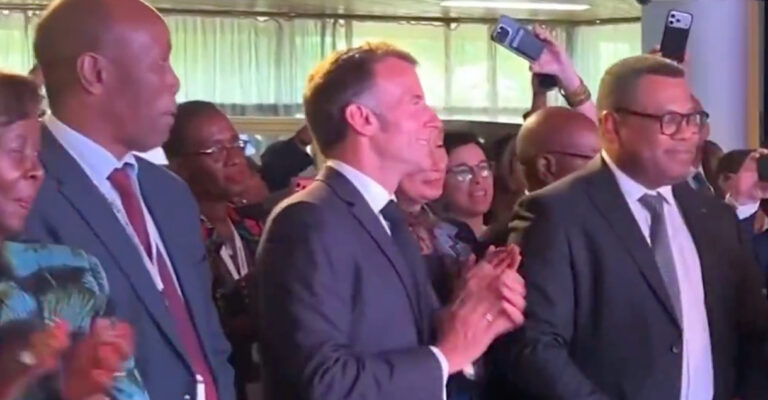 Lire la suite à propos de l’article Emmanuel Macron : après sa sortie polémique sur sa volonté de « rétablir l’ordre », sa danse sur Jerusalema embarrasse