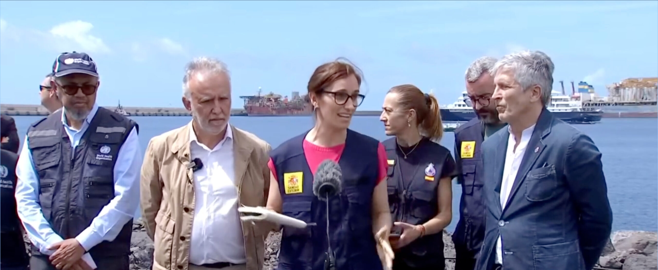 Tedros Adhanom Ghebreyesus (OMS), Mónica García (Santé) et Fernando Grande-Marlaska (Intérieur) au port de Granadilla de Abona (Tenerife), le 10 mai 2026. © WHO