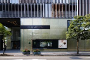Lire la suite à propos de l’article LVMH : Arnault cherche des repreneurs pour Marc Jacobs et Fenty Beauty