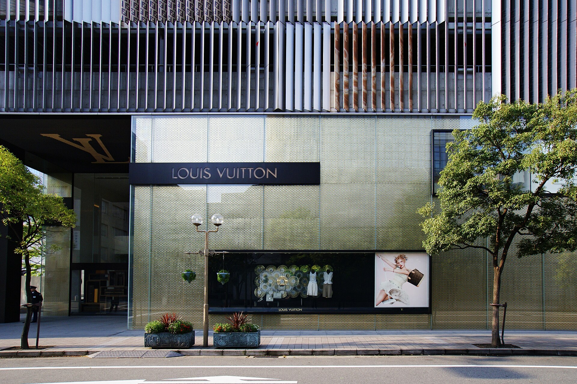 You are currently viewing LVMH : Arnault cherche des repreneurs pour Marc Jacobs et Fenty Beauty