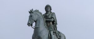 Lire la suite à propos de l’article Lyon : la Métropole a lancé une opération de détagage sur la statue de Louis XIV après les manifestations du 1er mai