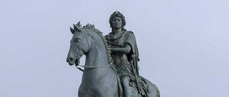 Lire la suite à propos de l’article Lyon : la Métropole a lancé une opération de détagage sur la statue de Louis XIV après les manifestations du 1er mai