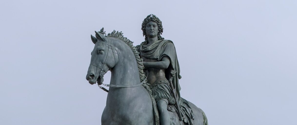 You are currently viewing Lyon : la Métropole a lancé une opération de détagage sur la statue de Louis XIV après les manifestations du 1er mai