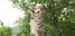 Lire la suite à propos de l’article Poleymieux-au-Mont-d’Or : émotion après la décapitation de la statue de la Vierge à l’Enfant