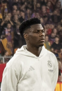 Lire la suite à propos de l’article Real Madrid : bagarre Valverde-Tchouaméni et crise totale avant le Clasico