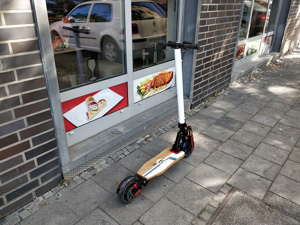 Une trottinette électrique en ville