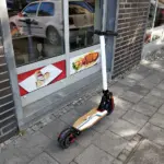 Une trottinette électrique en ville