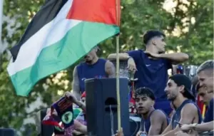 Lire la suite à propos de l’article Lamine Yamal : le prodige du Barça affiche un drapeau palestinien lors de la parade du titre