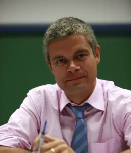 Lire la suite à propos de l’article Wauquiez et les latinistes : la région AURA offre des livres avec un message politique