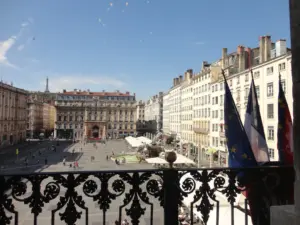 Lire la suite à propos de l’article Lyon : des fusils à pompe tirés sur des policiers lors d’une course-poursuite