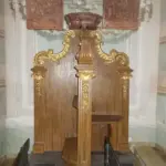 Un confessionnal dans une église catholique