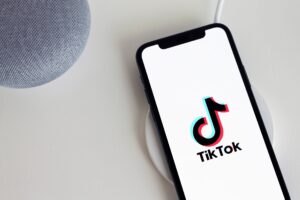 Lire la suite à propos de l’article TikTok : la plateforme teste un abonnement payant pour supprimer les publicités