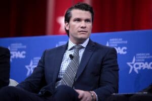 Lire la suite à propos de l’article Normandie : Pete Hegseth célèbre son anniversaire au cœur des commémorations du Débarquement, entre mémoire et tensions internationales