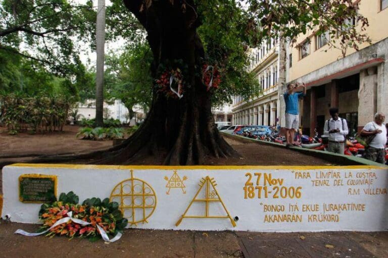 Lire la suite à propos de l’article Abakuá : l’histoire méconnue de la confrérie afro-cubaine qui a traversé les siècles et les continents