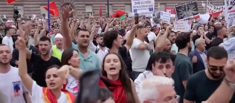 Lire la suite à propos de l’article Albanie : la révolution des flamants roses ébranle le pouvoir