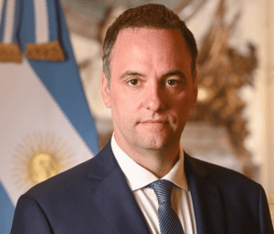 Lire la suite à propos de l’article Argentine : Manuel Adorni, chef de cabinet et proche de Javier Milei, démissionne dans un contexte de scandale et de tensions gouvernementales