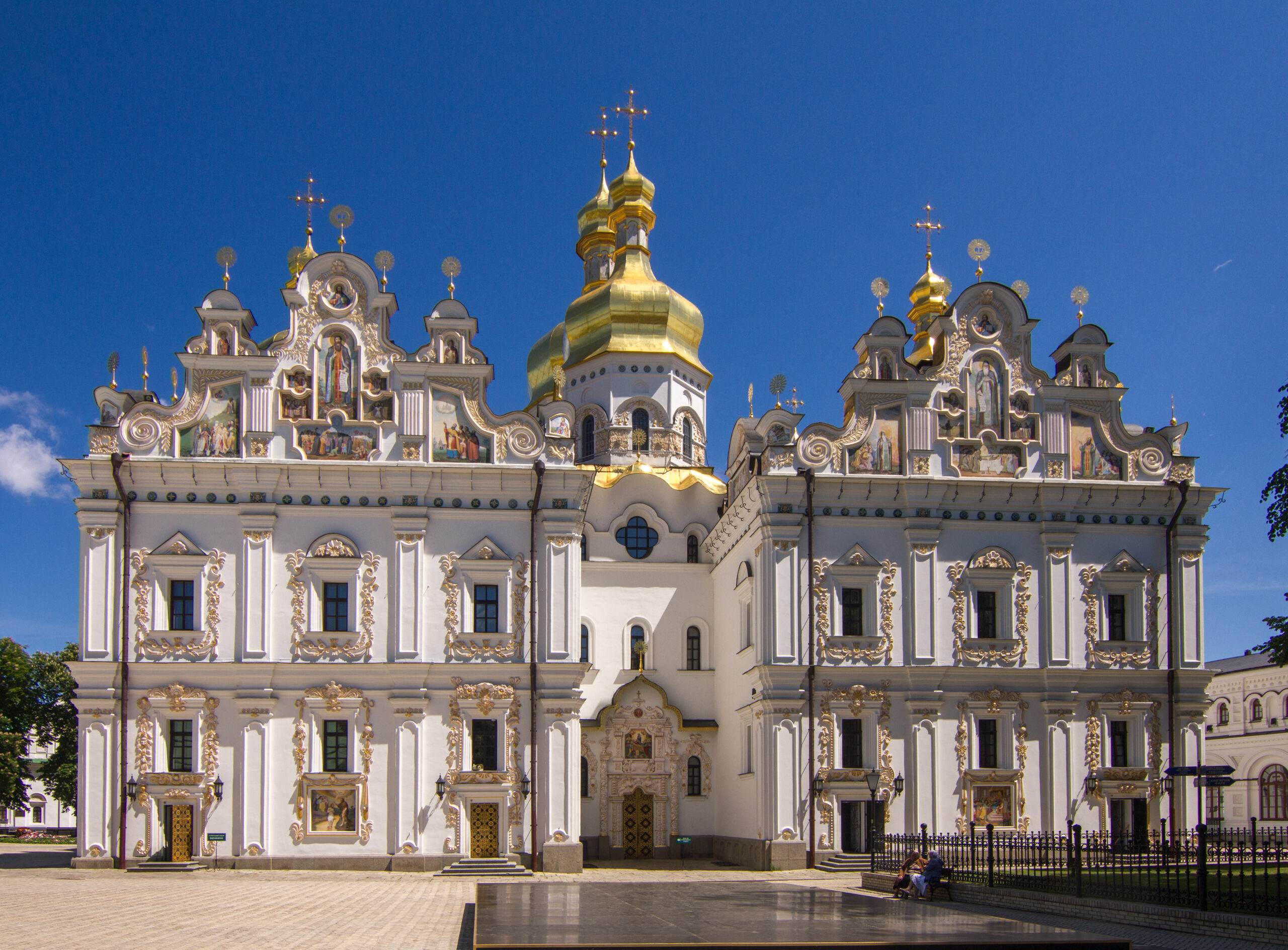 You are currently viewing Attaques russes en Ukraine : au moins neuf morts et un joyau de l’orthodoxie ravagé à Kiev