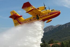 Lire la suite à propos de l’article Canadair : la France commande deux nouveaux avions bombardiers d’eau, mais devra attendre jusqu’en 2032