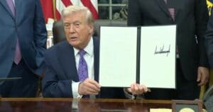 Lire la suite à propos de l’article États-Unis : Donald Trump opte pour une régulation volontaire de l’intelligence artificielle dans un décret très souple