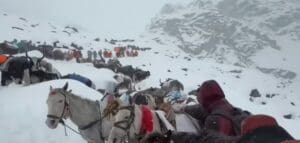 Lire la suite à propos de l’article Everest : un marathon à 5 000 mètres au cœur d’une saison de fréquentation record sur le toit du monde