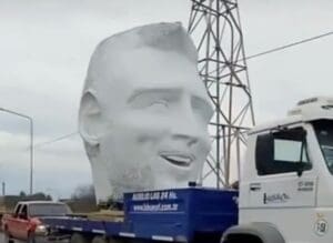 Lire la suite à propos de l’article Lionel Messi : une statue géante en Argentine entre hommage touristique et polémique sur les monuments instables
