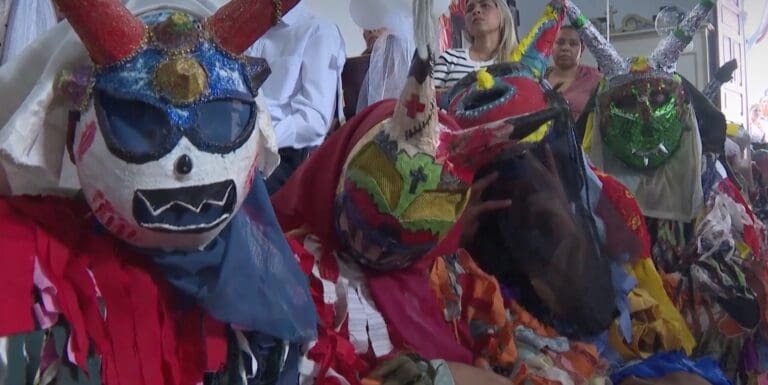 Lire la suite à propos de l’article Venezuela : Les Diables danseurs de Corpus Christi, un rite séculaire entre foi, héritage et tradition vivante