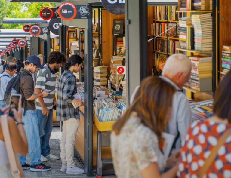 Lire la suite à propos de l’article Lisbonne : la Foire du livre transforme le parc Eduardo VII en immense librairie à ciel ouvert