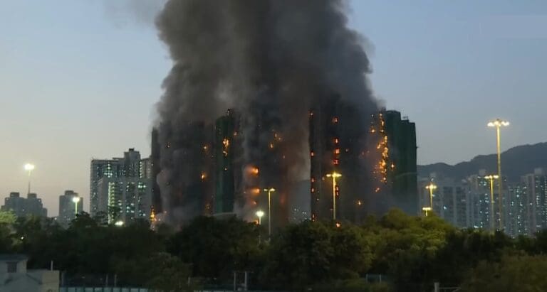 Lire la suite à propos de l’article Hong Kong : sept personnes et deux entreprises inculpées après l’incendie meurtrier qui a fait 168 morts