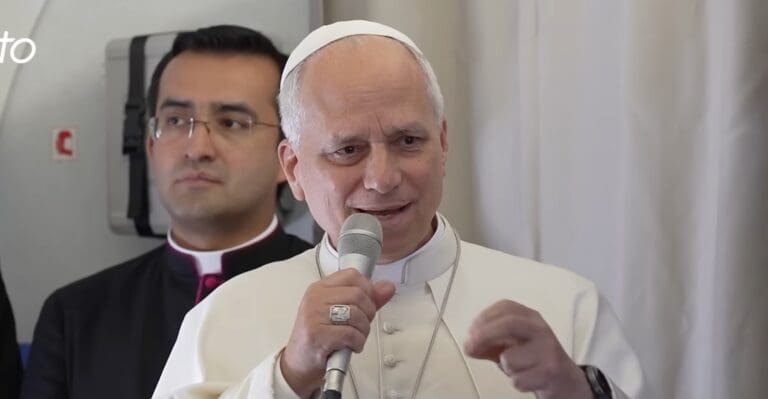 Lire la suite à propos de l’article Barcelone : un castell géant et 40 000 jeunes accueillent le pape Léon XIV dans une veillée de prière