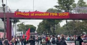 Lire la suite à propos de l’article Coupe du monde 2026 : à Mexico, des milliers d’enseignants bloquent l’accès au stade Azteca avant le match d’ouverture