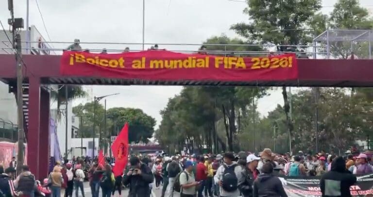 Lire la suite à propos de l’article Coupe du monde 2026 : à Mexico, des milliers d’enseignants bloquent l’accès au stade Azteca avant le match d’ouverture