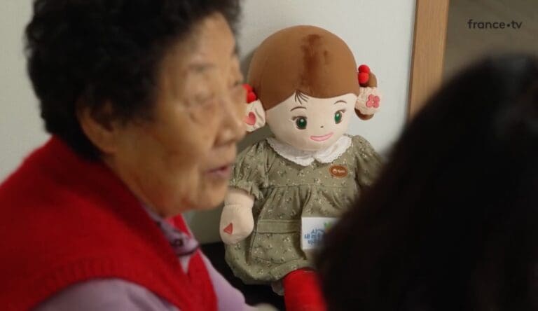 Lire la suite à propos de l’article Corée du Sud : des poupées dotées d’intelligence artificielle pour lutter contre la solitude des seniors