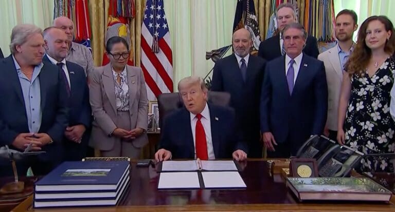 Lire la suite à propos de l’article États-Unis – Iran : Donald Trump annonce un « très bon accord », mais Téhéran dément toute signature