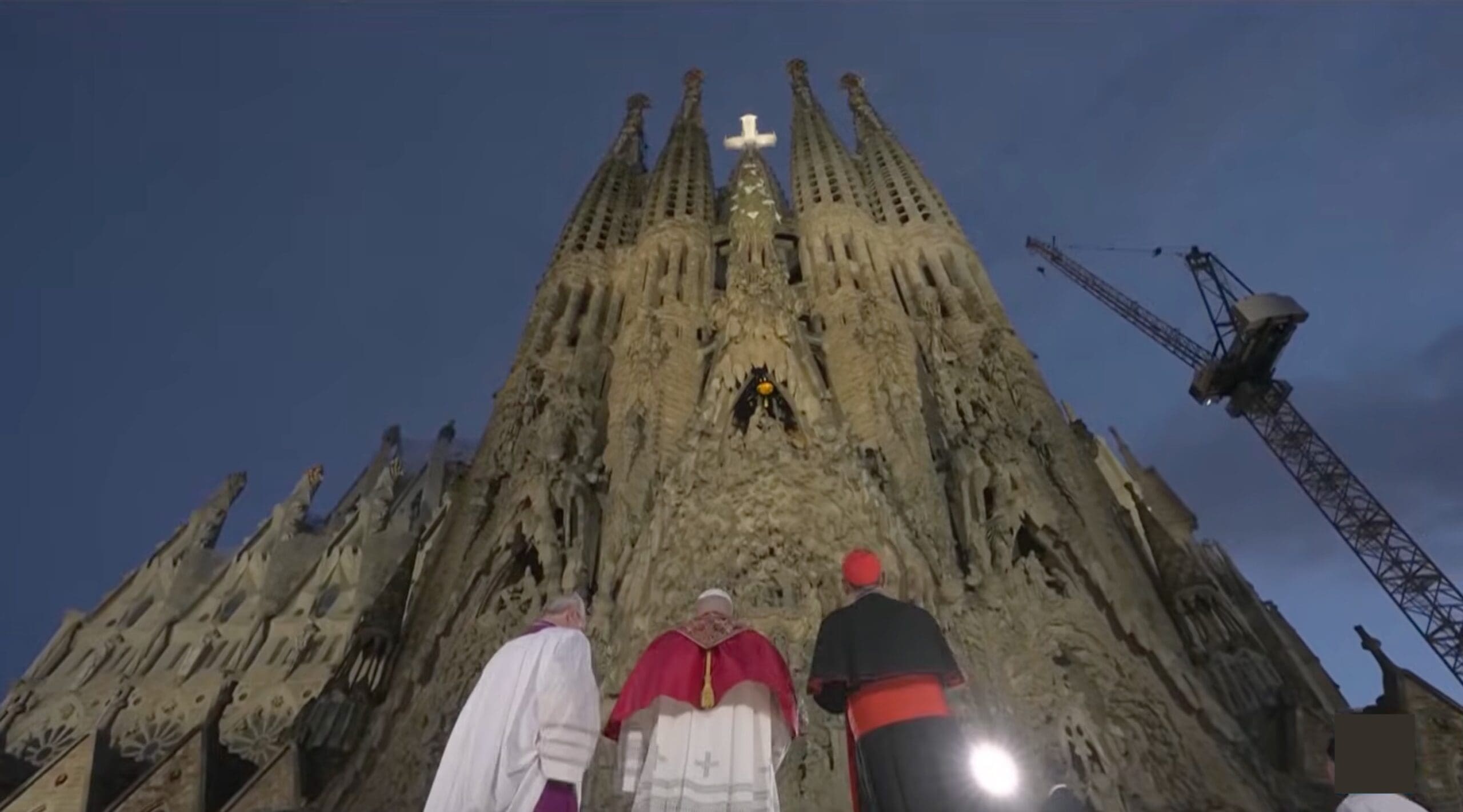 Le pape Léon XIV aux Canaries après avoir béni la tour de la Sagrada Familia. Photo : Capture d'écran de France 24.