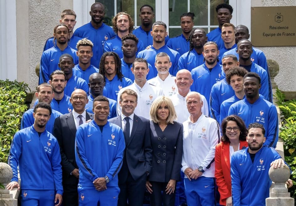 You are currently viewing Clairefontaine : Macron rend visite aux Bleus avant le Mondial