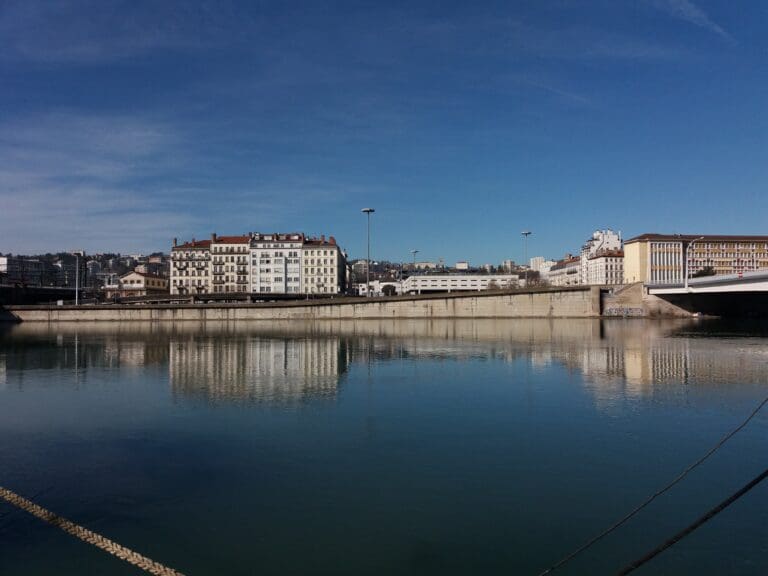 Lire la suite à propos de l’article Corps repêché à Lyon : une enquête ouverte après la découverte d’un homme dans le Rhône