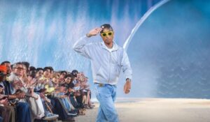 Lire la suite à propos de l’article Défilé Louis Vuitton : la vague artificielle en pleine canicule crée la polémique