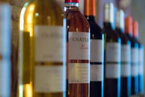Lire la suite à propos de l’article Droits de douane : Donald Trump menace à nouveau la France avec une taxe de 100 % sur les vins et spiritueux