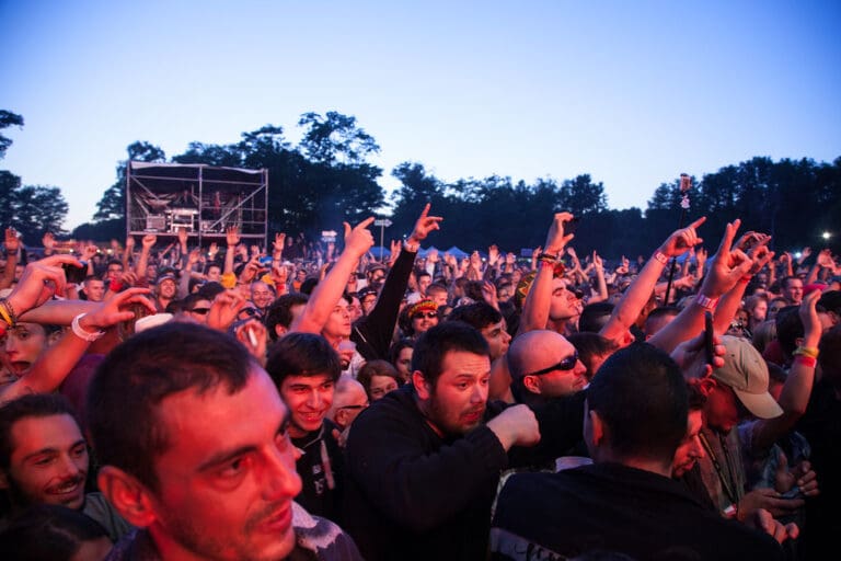 Lire la suite à propos de l’article Free-party Hérault : des milliers de participants réunis dans une zone Natura 2000 malgré les interdictions