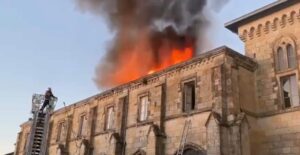 Lire la suite à propos de l’article Incendie à Condom : des milliers de livres anciens détruits dans le cloître de la cathédrale Saint-Pierre