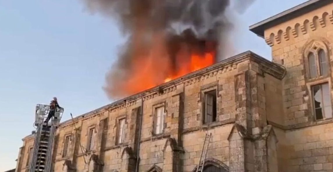 You are currently viewing Incendie à Condom : des milliers de livres anciens détruits dans le cloître de la cathédrale Saint-Pierre