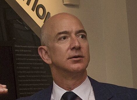 You are currently viewing Jeff Bezos : le boss de Blue Origin souhaite délocaliser l’industrie sur la Lune pour sauver la Terre