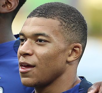 You are currently viewing Kylian Mbappé : le nouveau roi des buteurs de l’équipe de France entre dans l’histoire