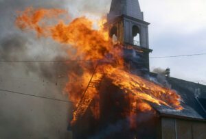 Lire la suite à propos de l’article Les églises brûlent en Europe : la hausse des actes antichrétiens inquiète en France et en Allemagne