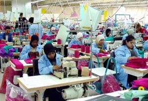 Lire la suite à propos de l’article Loi anti fast-fashion : les parlementaires trouvent un accord, la Fédération française du prêt-à-porter féminin salue une « étape décisive »