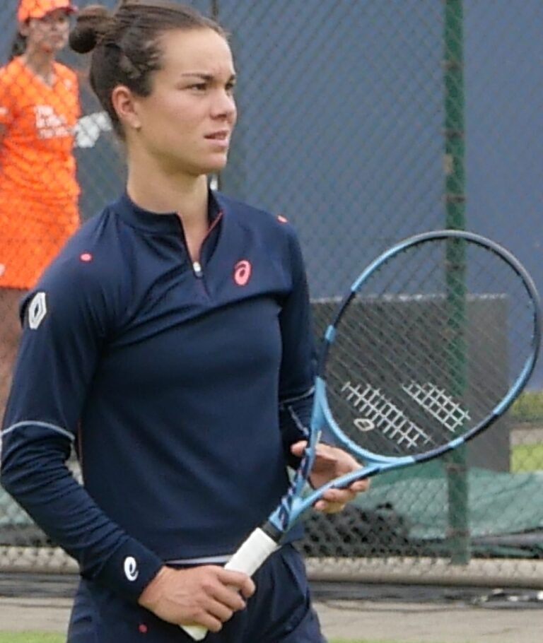 Lire la suite à propos de l’article Loïs Boisson : blessée au mollet, la Française renonce au tournoi de Nottingham avant Wimbledon