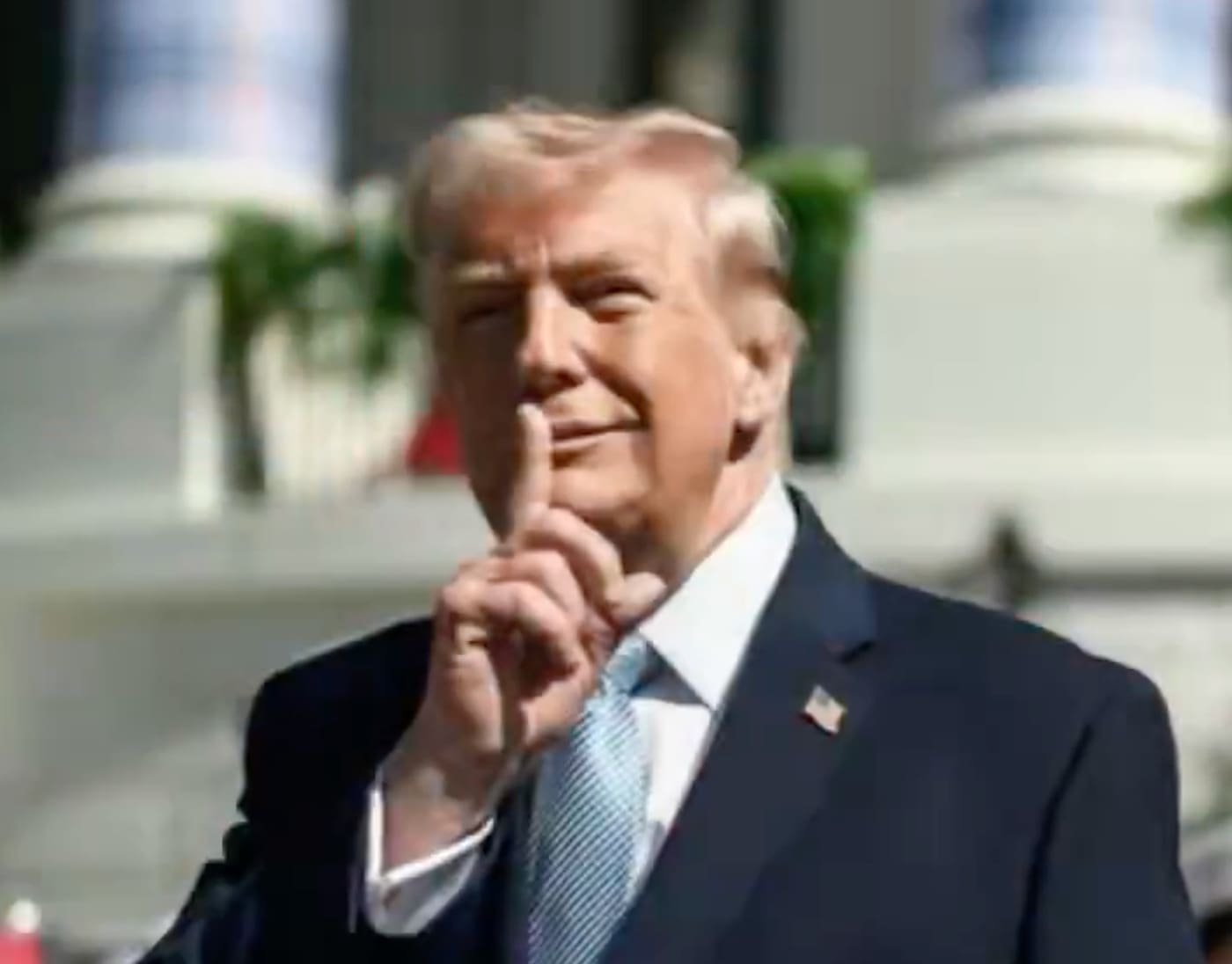 You are currently viewing Maison Blanche : un simple « chut » de Trump déclenche une tempête sur les réseaux sociaux