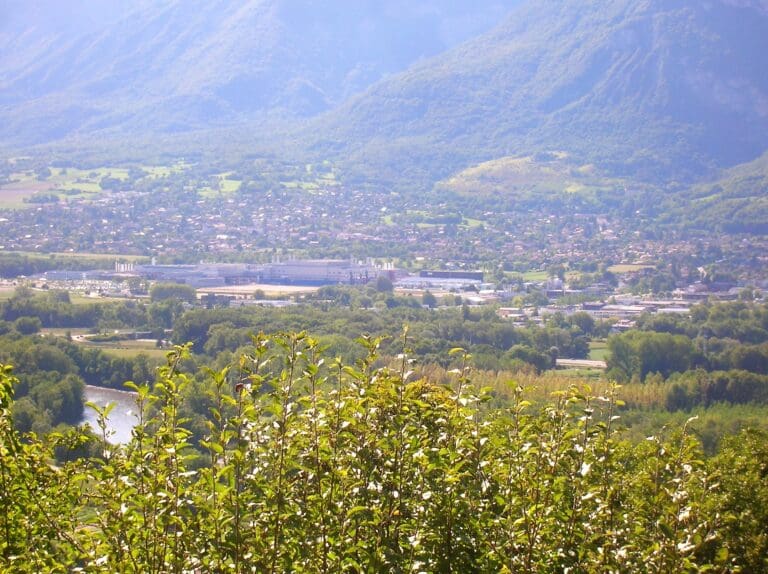 Lire la suite à propos de l’article Microélectronique : une randonnée militante dénonce l’accaparement de l’eau par l’industrie des puces en Isère